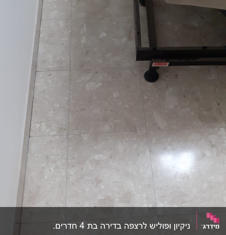 רצפה נקייה ליד קיר וספה